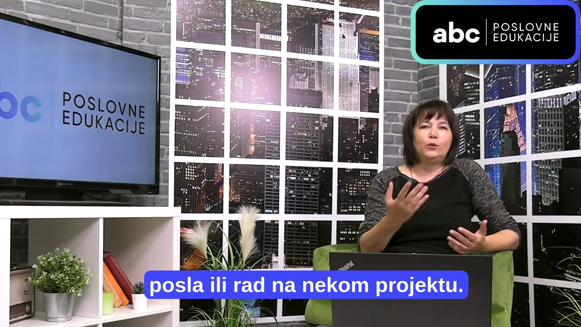 Kornela Paunović u svom vlastitom podcast studiju