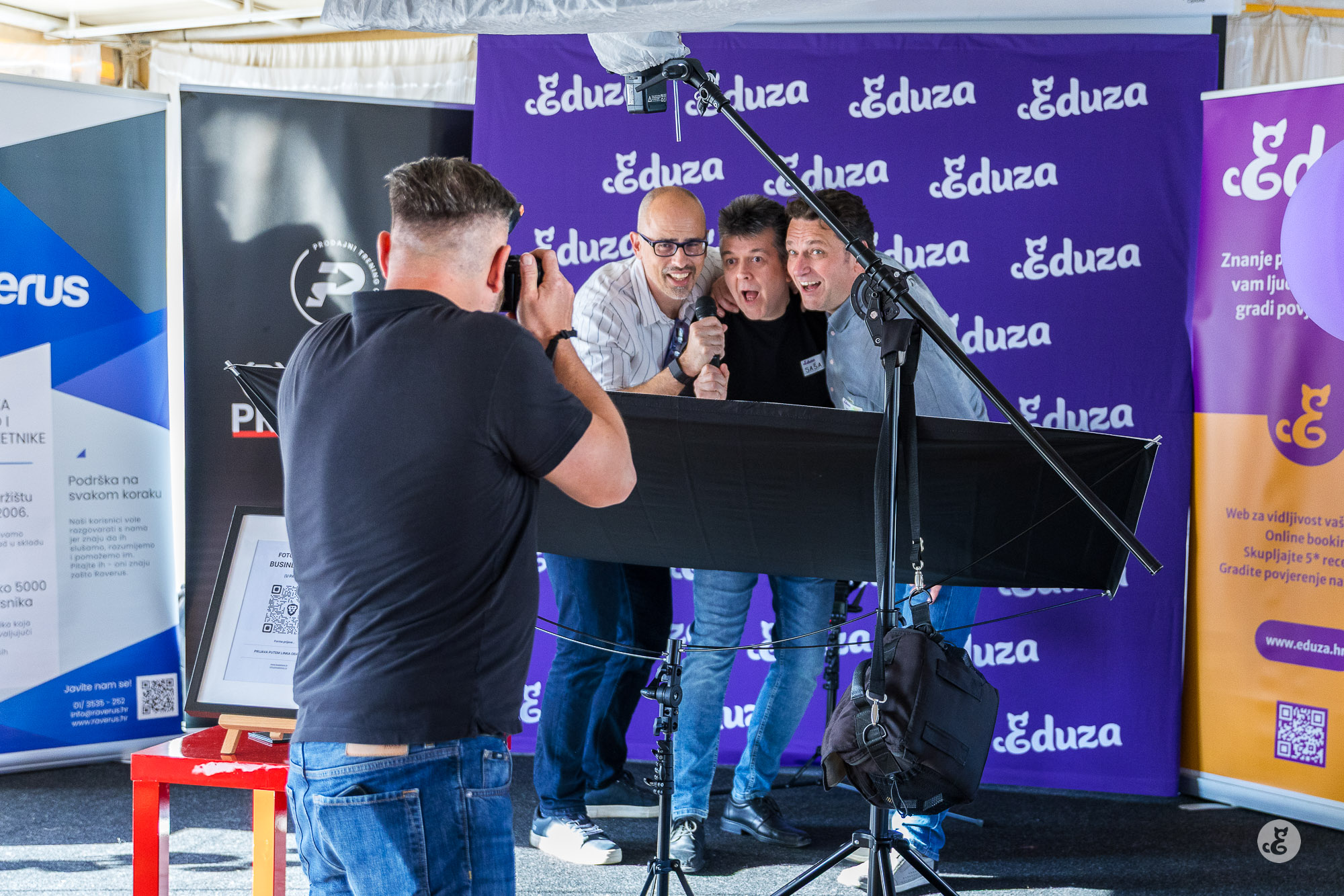 Darko Mareš fotografira na Eduza Show Unplugged #3