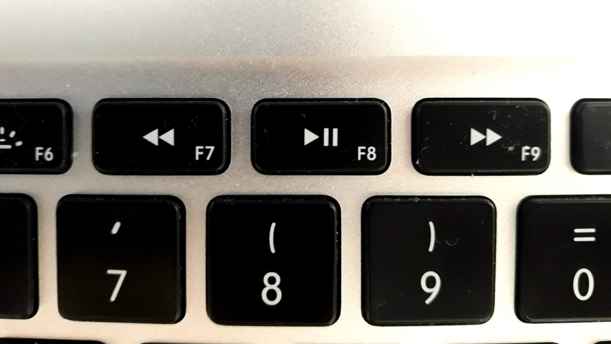 Play / Pause gumb na Macbook Air tipkovnici