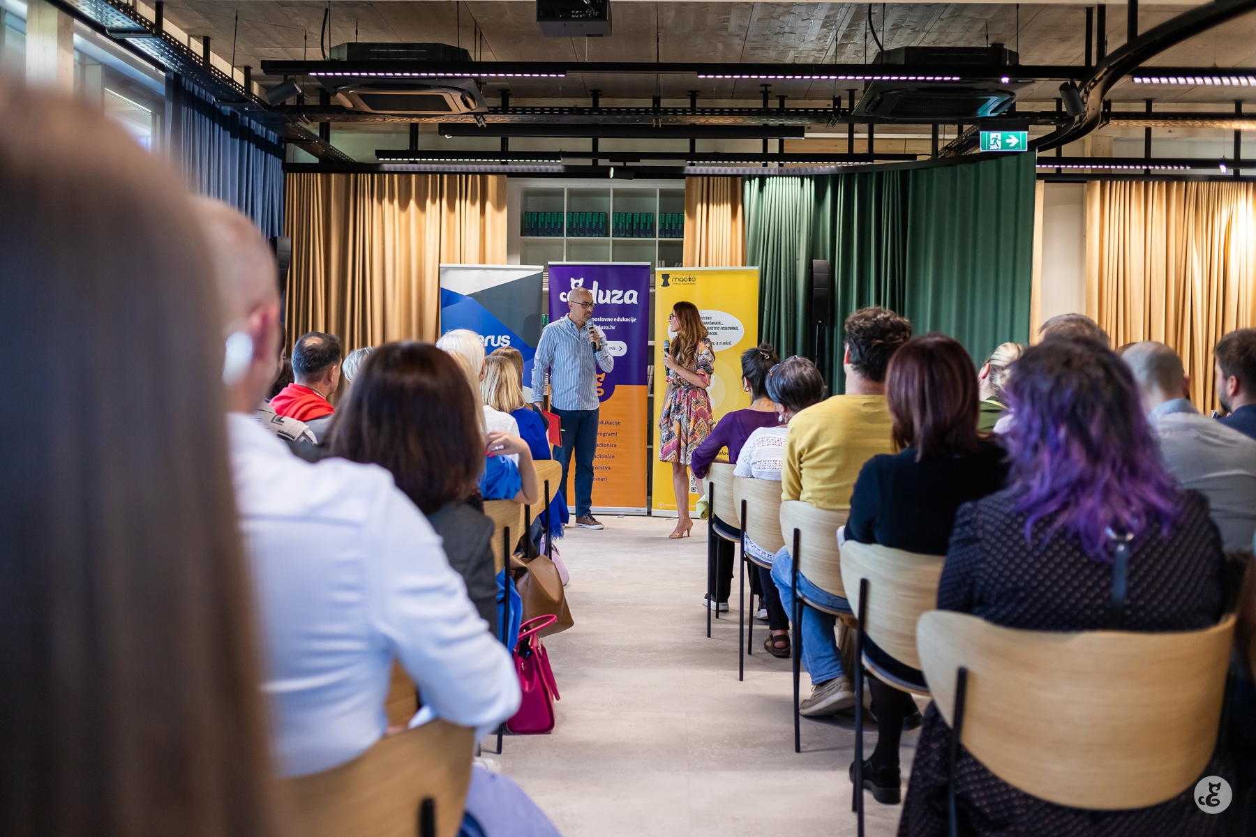 Luka Krejči uživo recenzira troje prezentatora