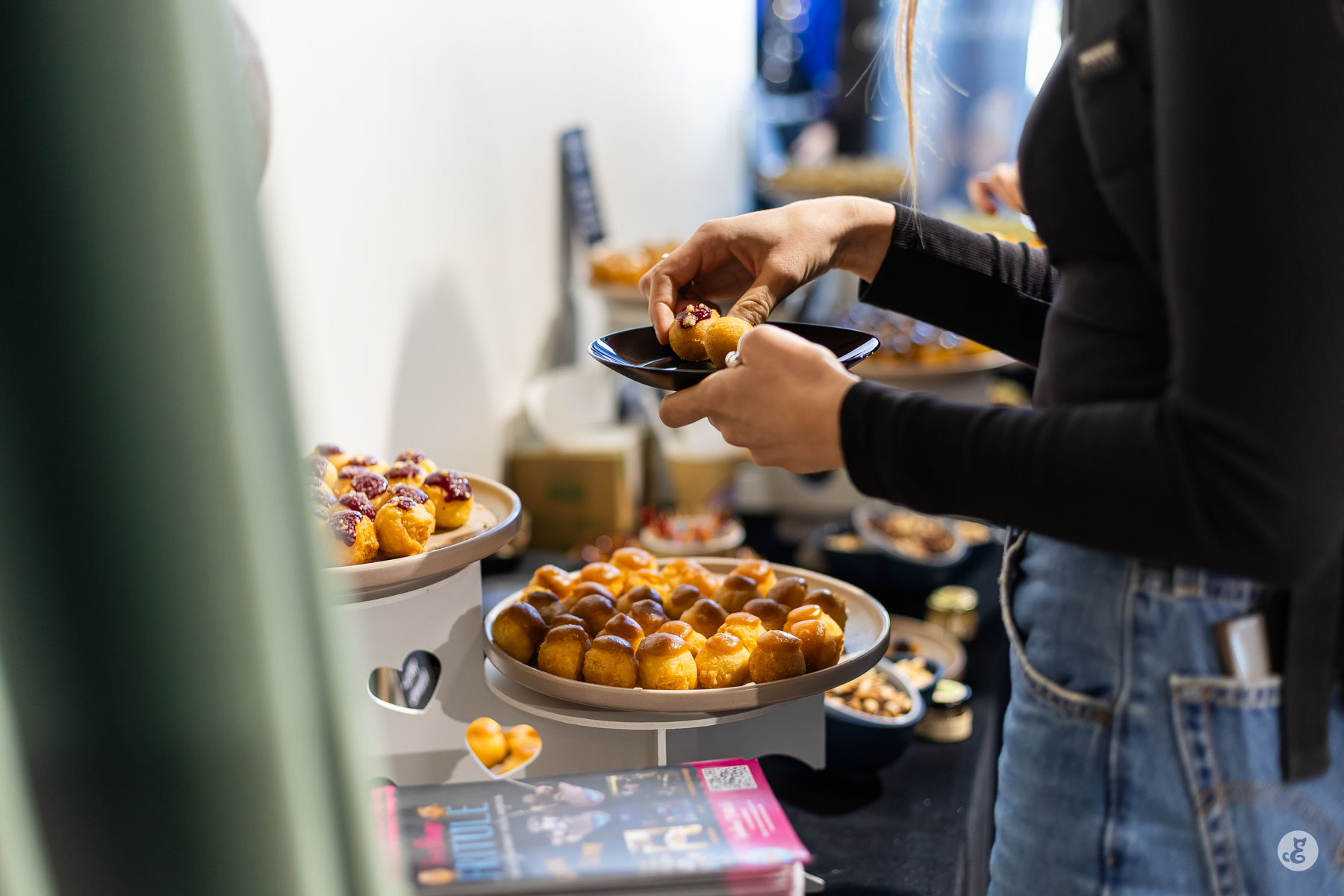 Druženje i zabavna točka iznenađenja uz hranu i piće